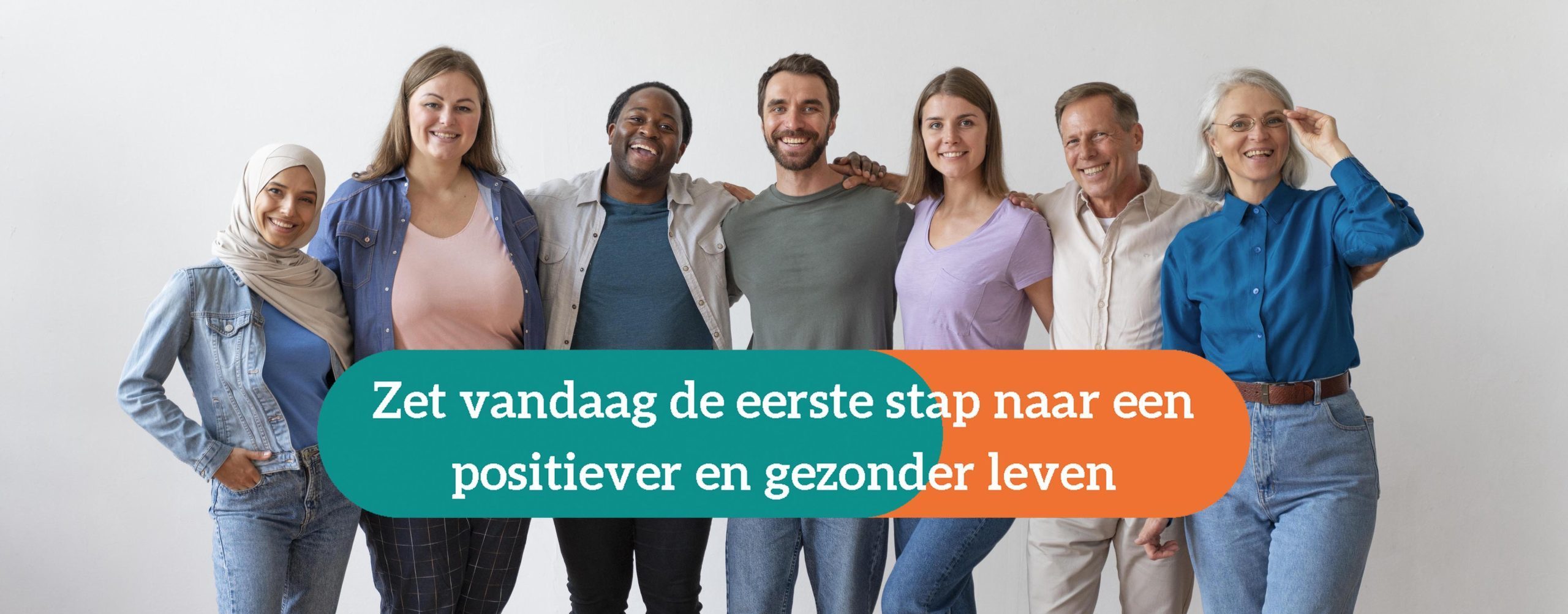Een aantal mensen achter de banner 'zet vandaag de eerste stap naar een positiever en gezonder leven'