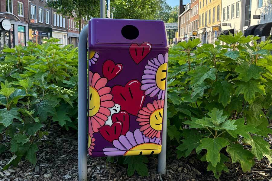 Een geschilderde afvalbak (art bin)
